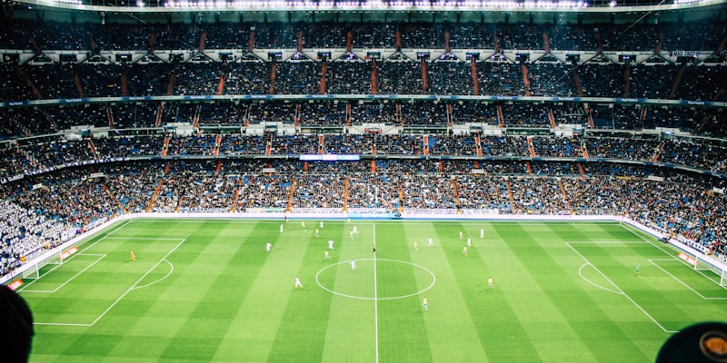 足球运动员在训练场上进行战术演练